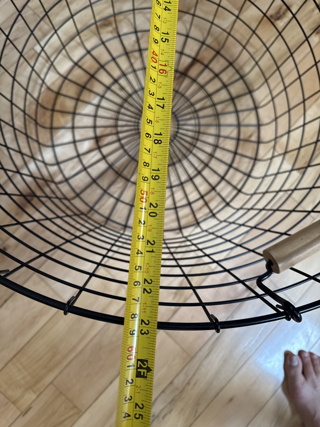 Black wire basket with wooden handles - photo 2