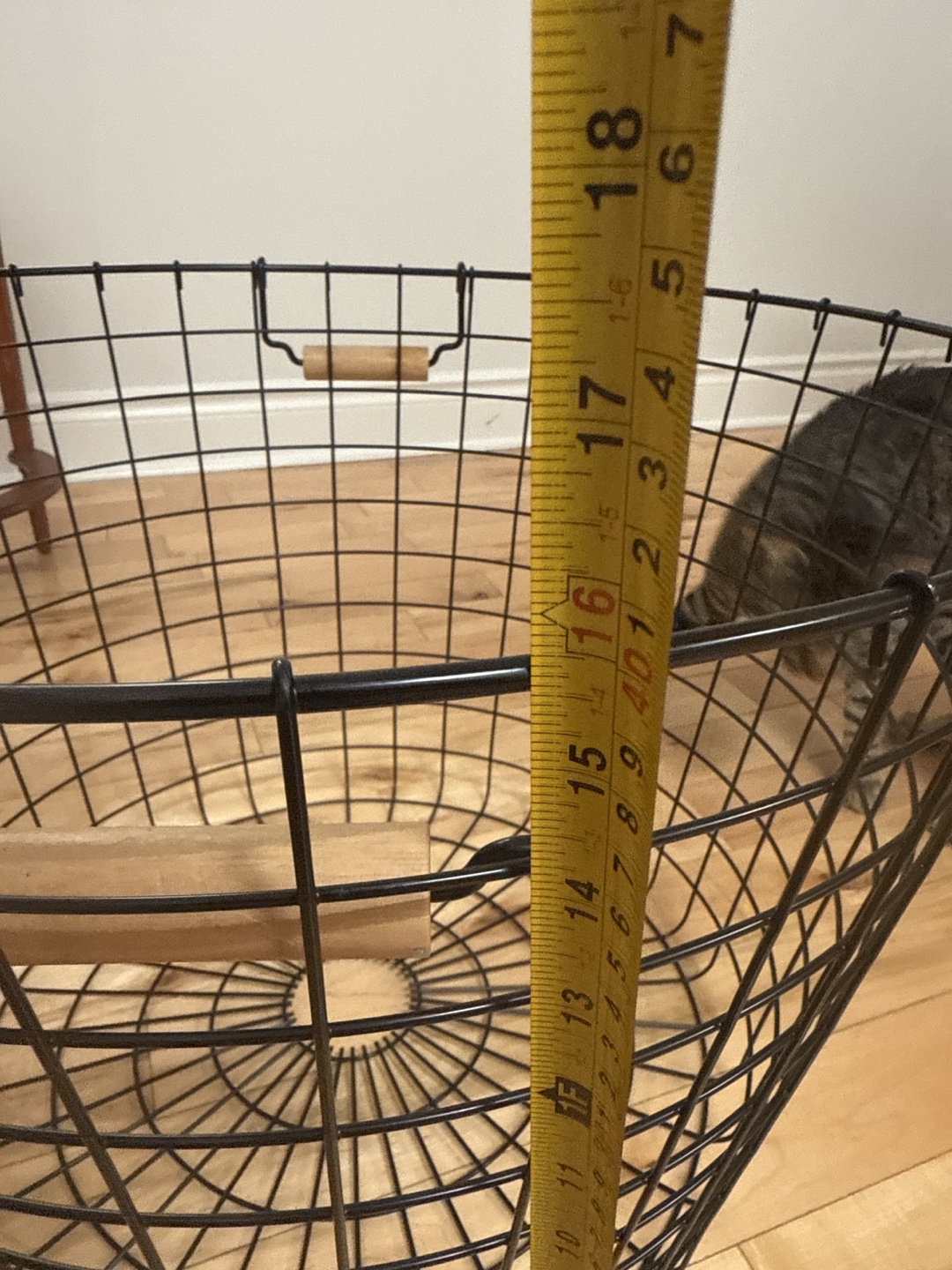Black wire basket with wooden handles - photo 3