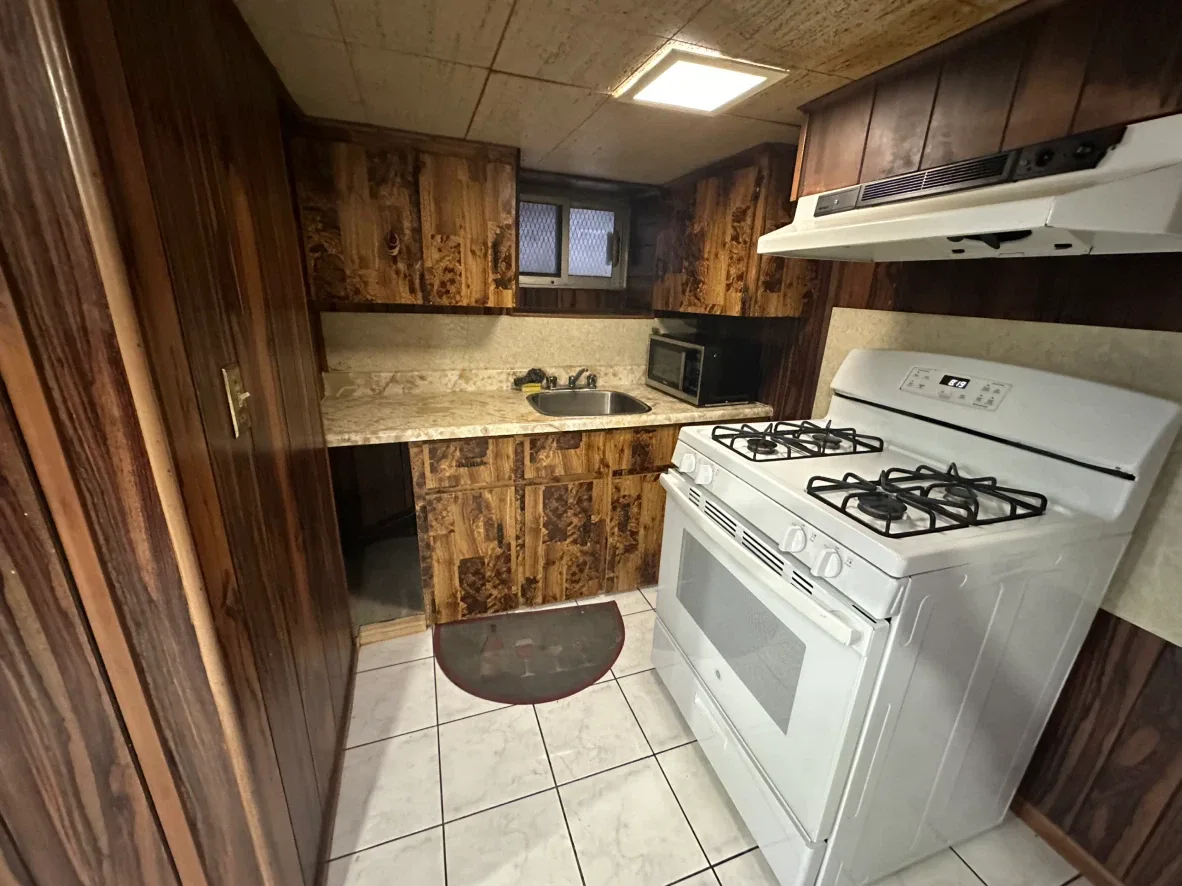 🏡🔥 FULLY FURNISHED PRIVATE STUDIO BASEMENT - photo 2