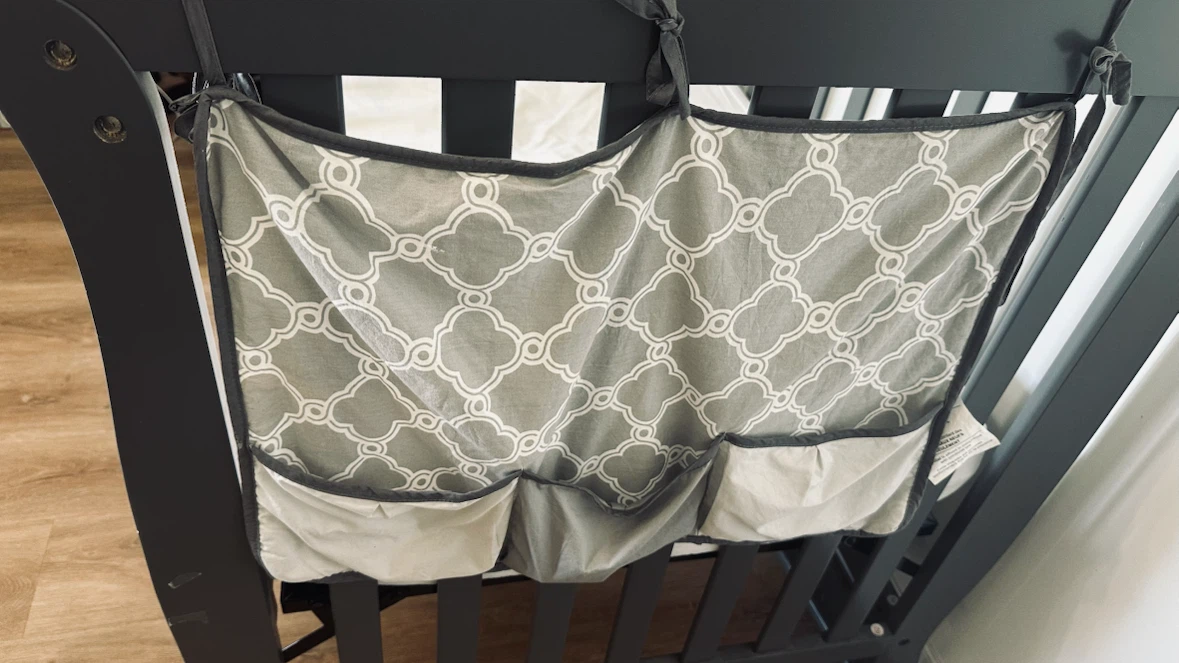 Grey crib with day bed converter - photo 2