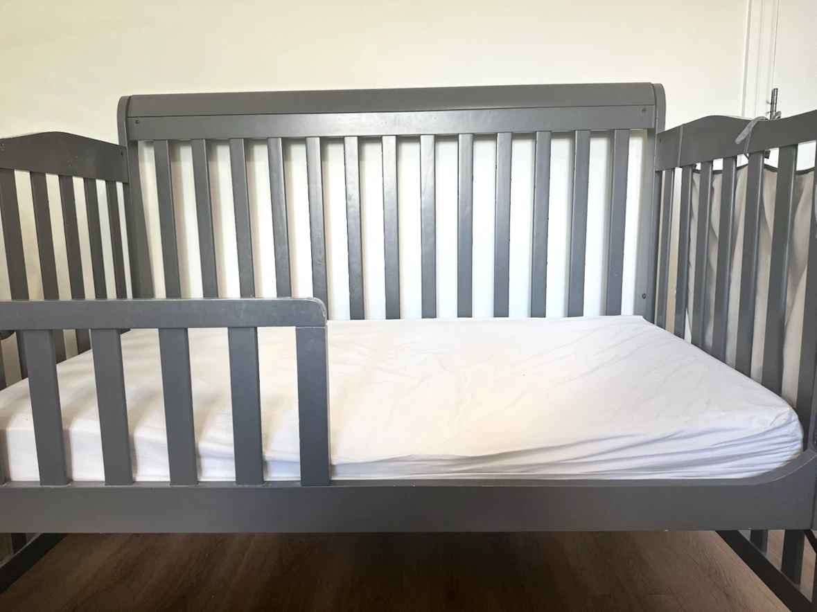 Grey crib with day bed converter - photo 3