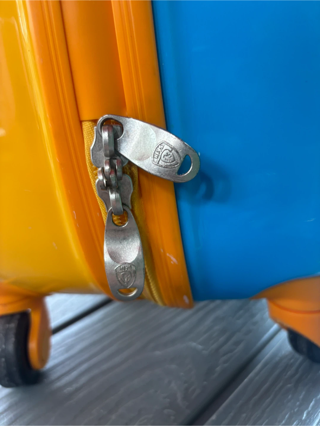 Heys "Baby Shark" Kids Hardside Spinner Suitcase - 18" Carry-On - photo 2