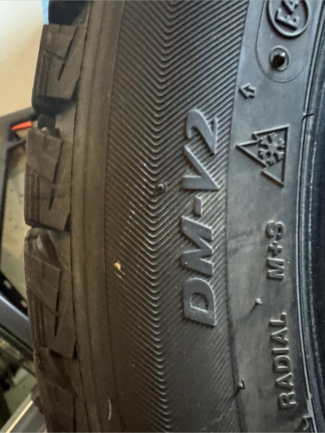 Bridgestone Blizzak DM-V2 Tire P245/50R20 - photo 4