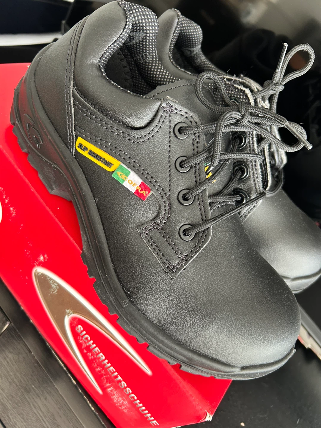Women’s safety shoes