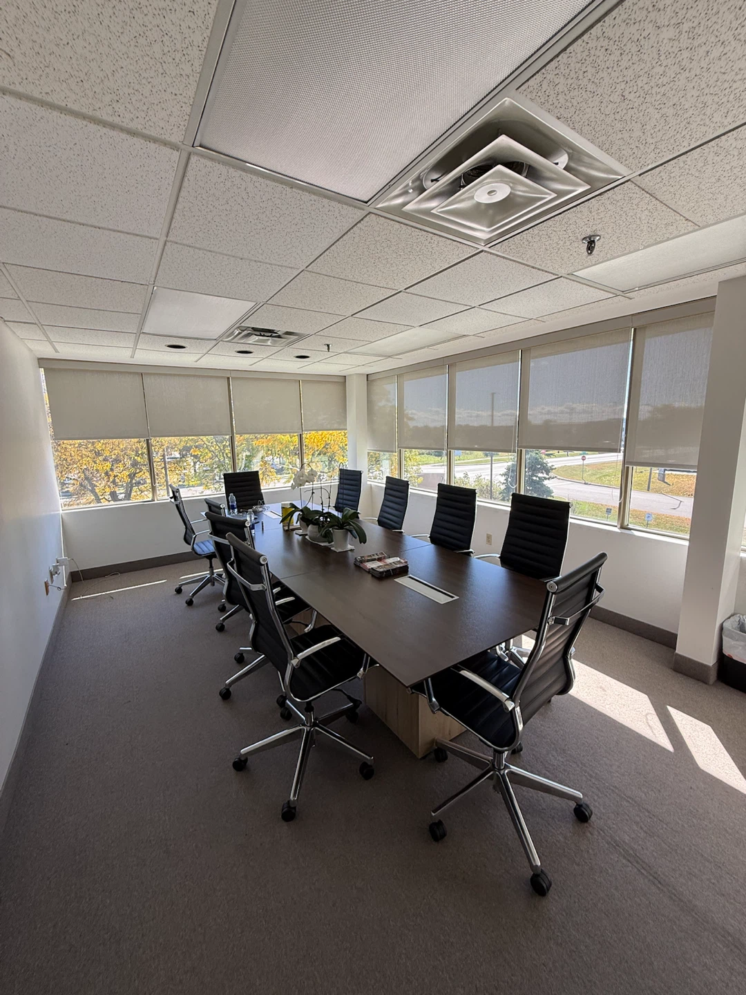 Boardroom size professional private office room - photo 2