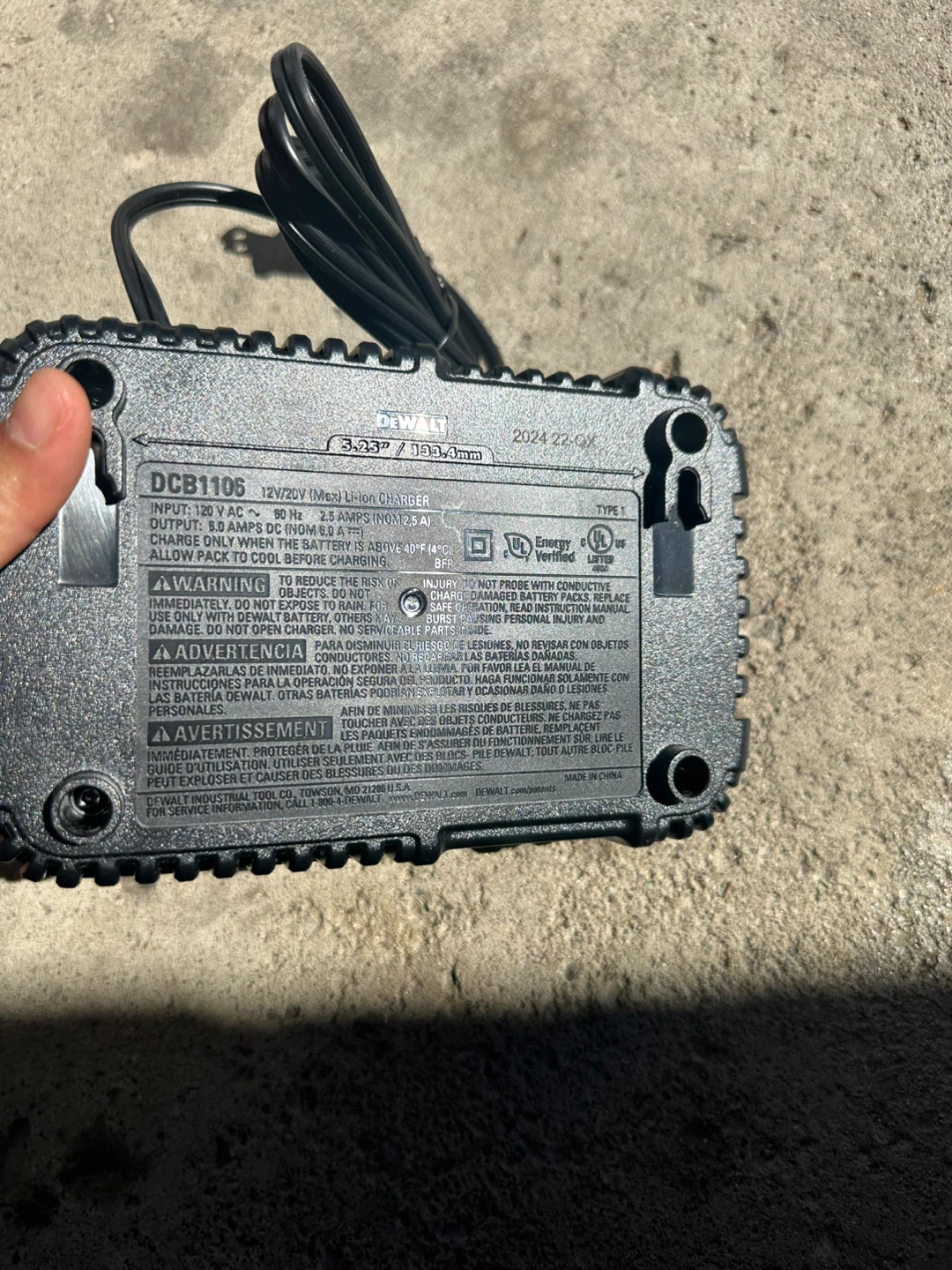 DeWalt DCB1106 12V/20V Lithium Ion Battery Charger - photo 2