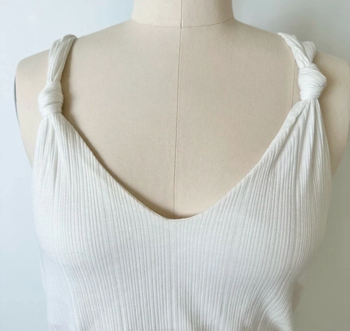 White ribbed sleeveless top with knotted straps - photo 2