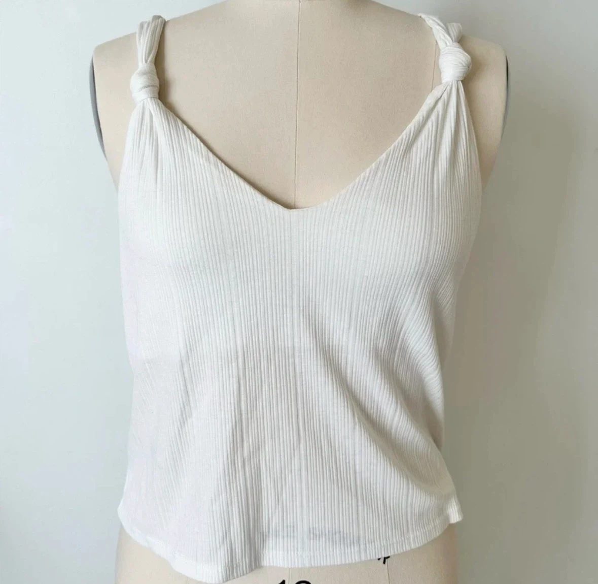 White ribbed sleeveless top with knotted straps - photo 3