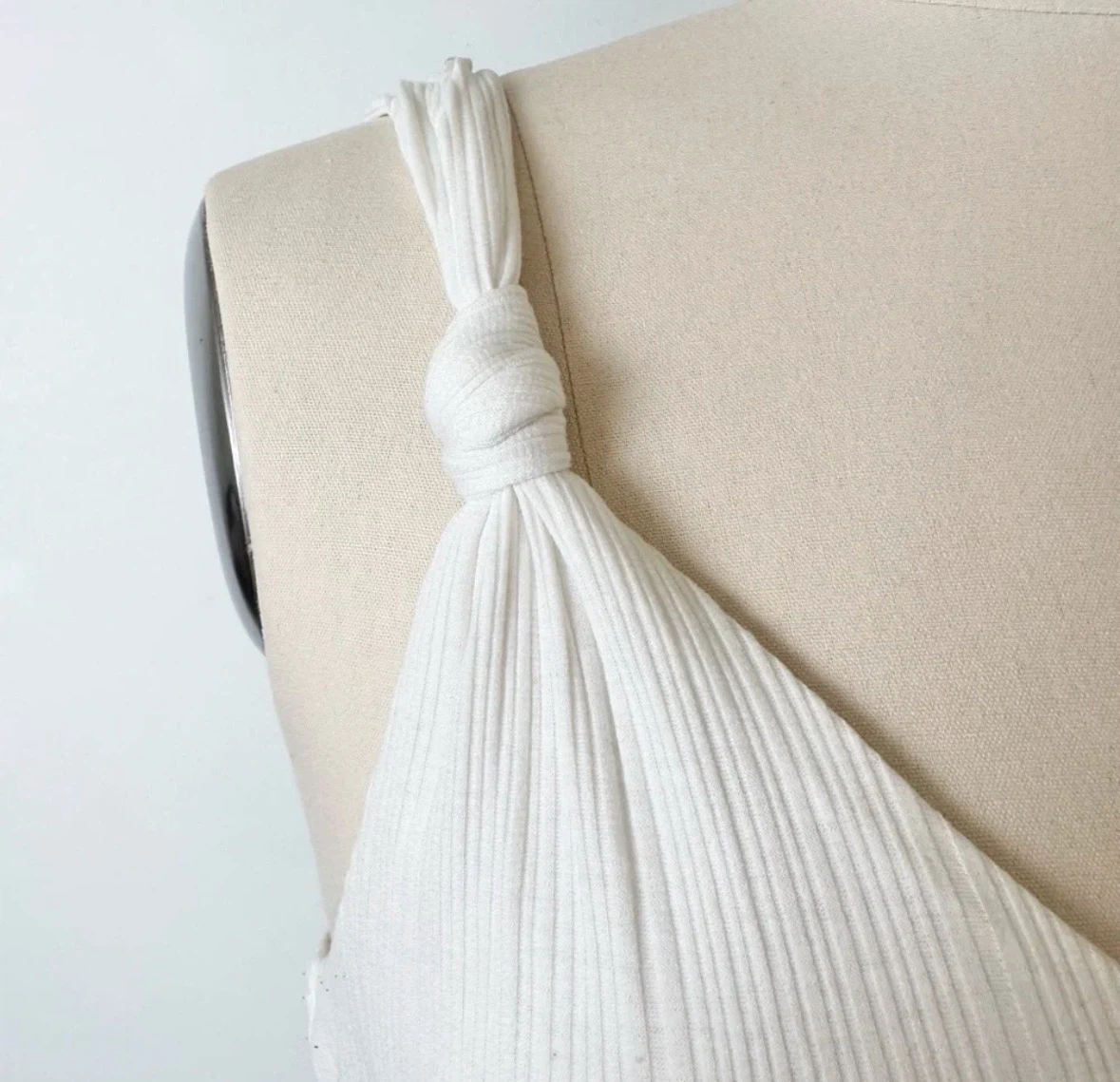 White ribbed sleeveless top with knotted straps - photo 4