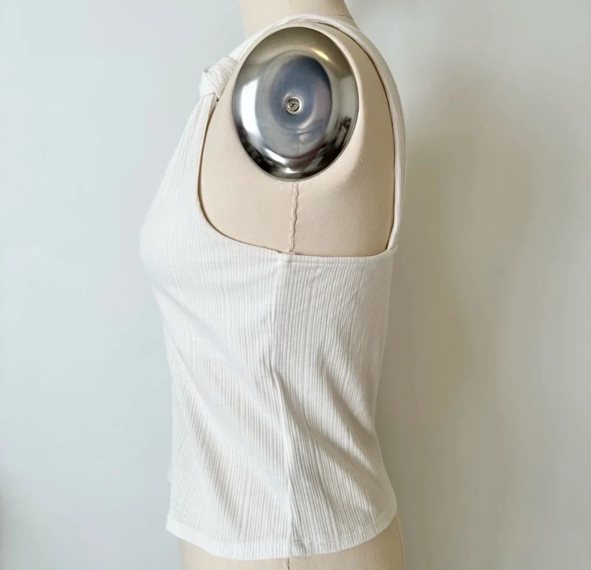 White ribbed sleeveless top with knotted straps - photo 5