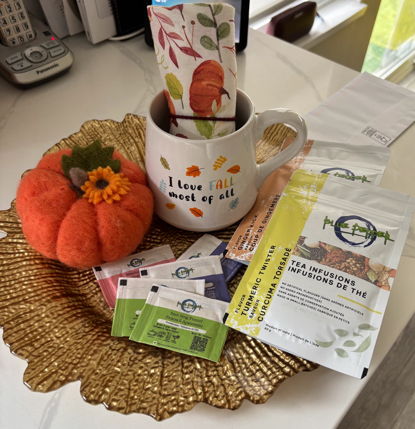 Blue Pepper Tea Assortment Set with Mug