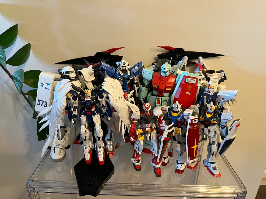 Bundle of 11 models: Bandai Gundam Model Kits RG and MG