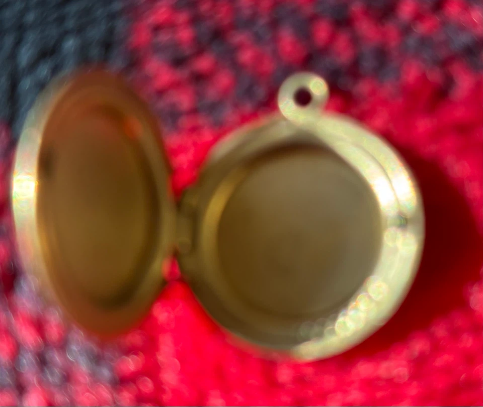 Gold-tone engraved circular locket - photo 2