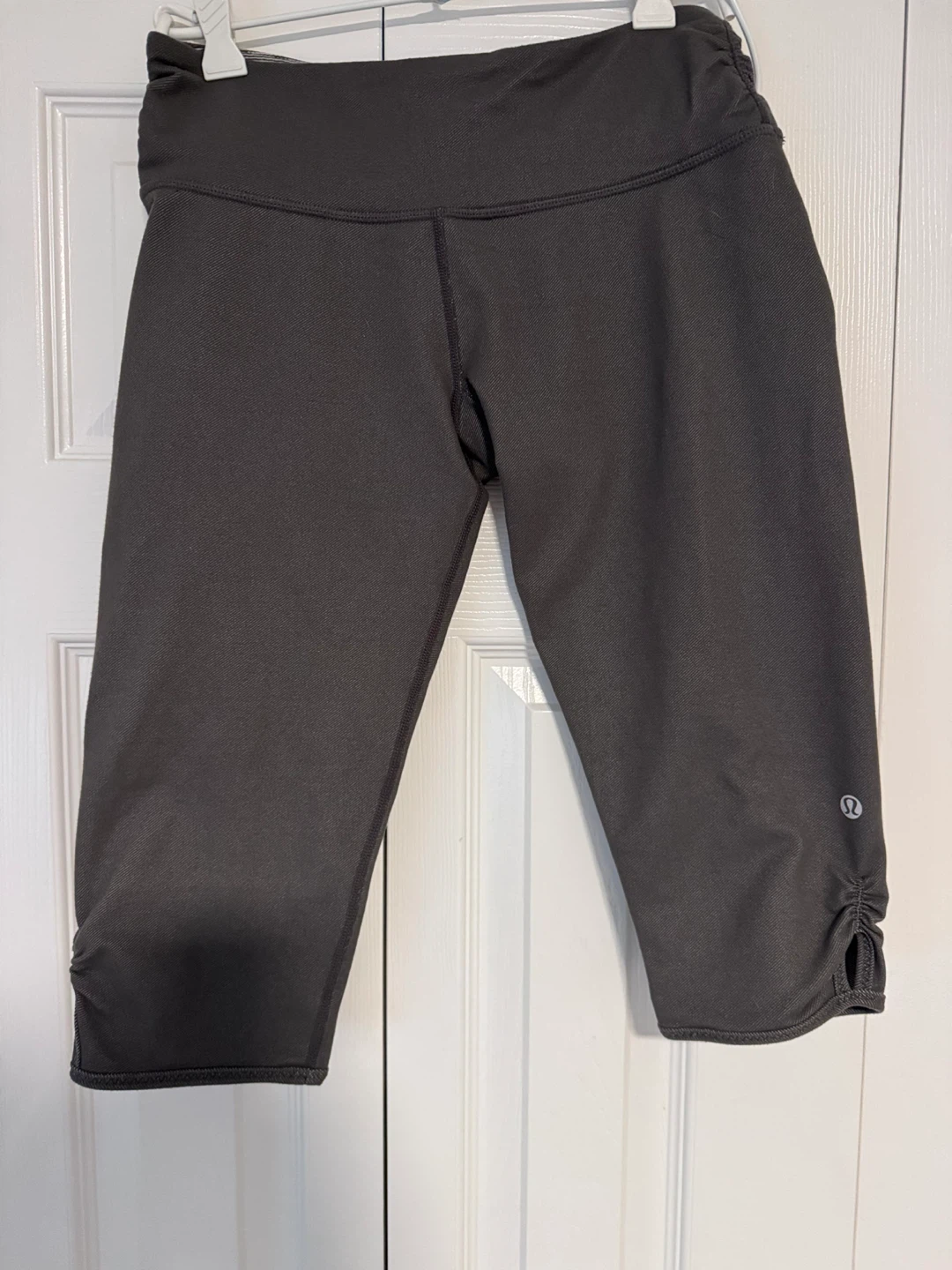 Lululemon Athletica Capris Grey Size 6