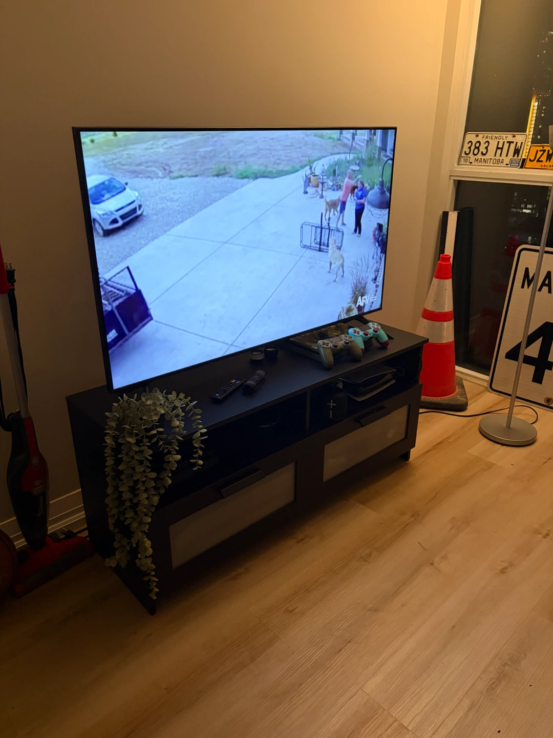 Samsung 50" 4K Smart TV + IKEA TV Stand - $270 - photo 2