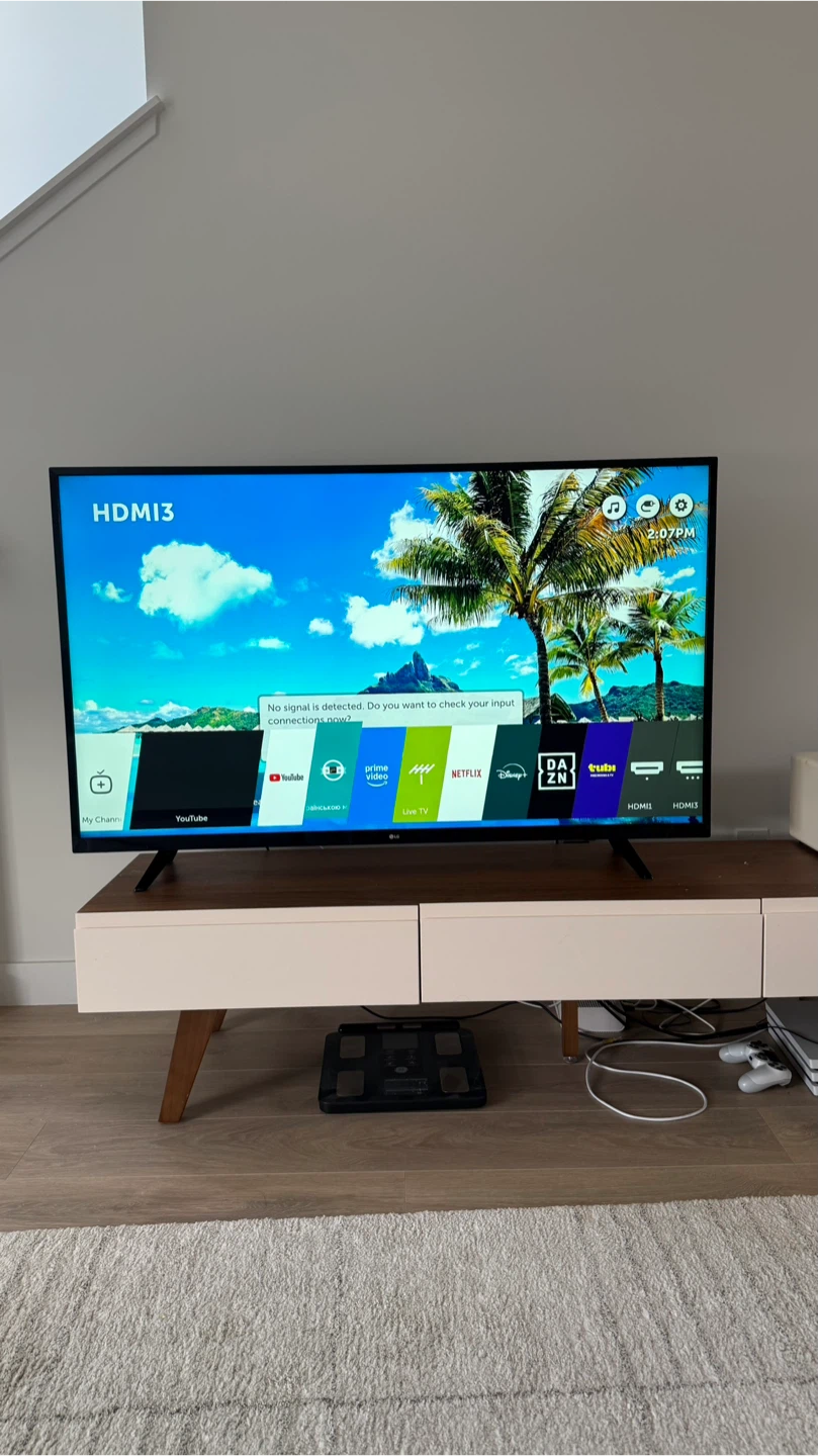 LG Smart TV 55 inches - photo 2