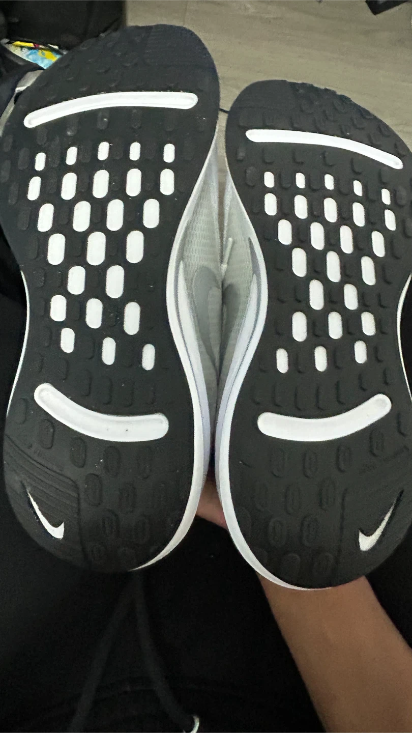 Nike running shoes, white and light grey - photo 2