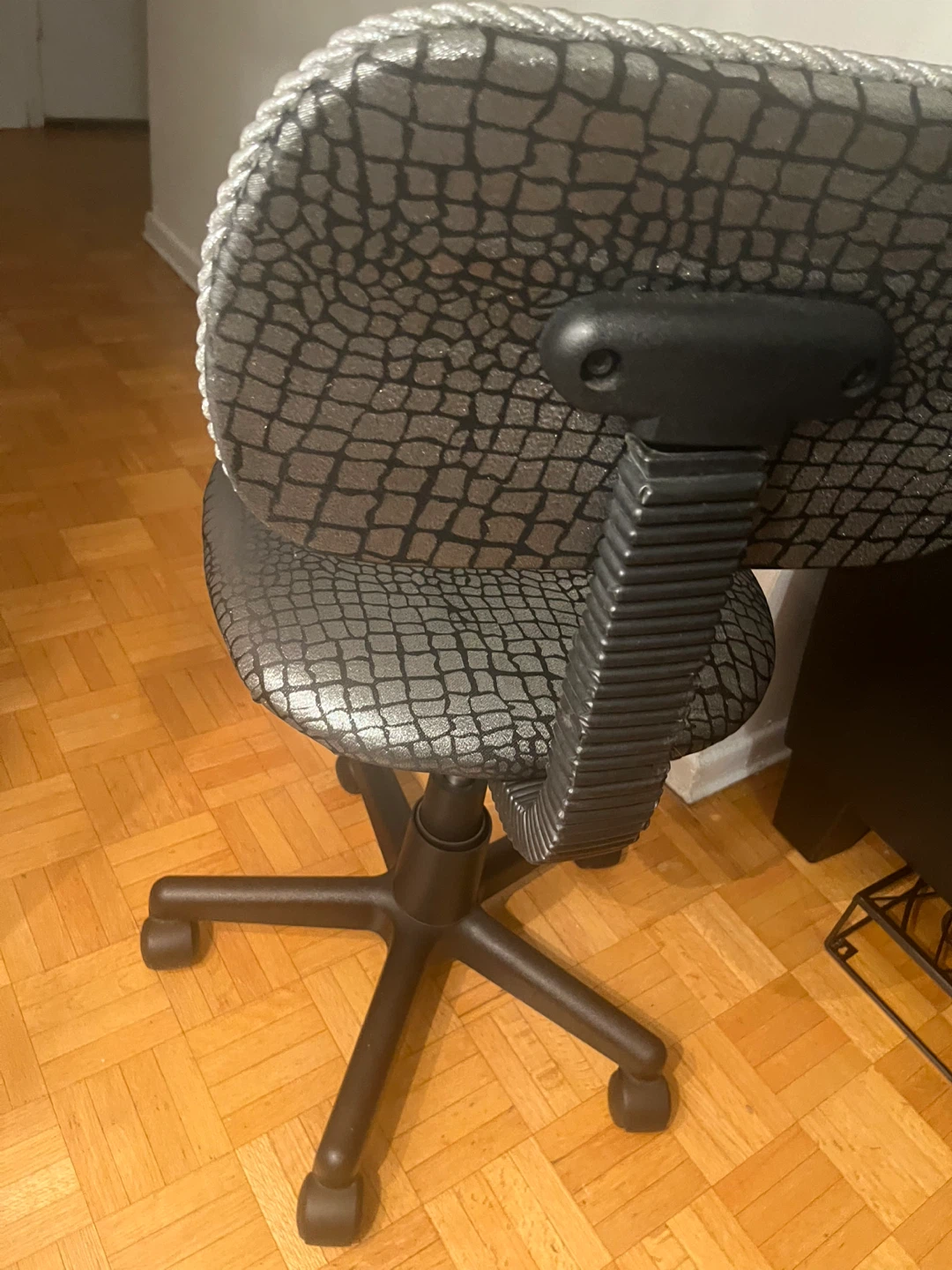 Black Croc Pattern Rolling Desk Chair - photo 5