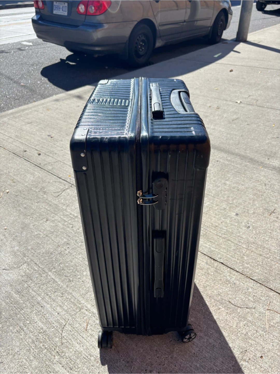 Large check in Calpak black hard-shell suitcase - photo 3