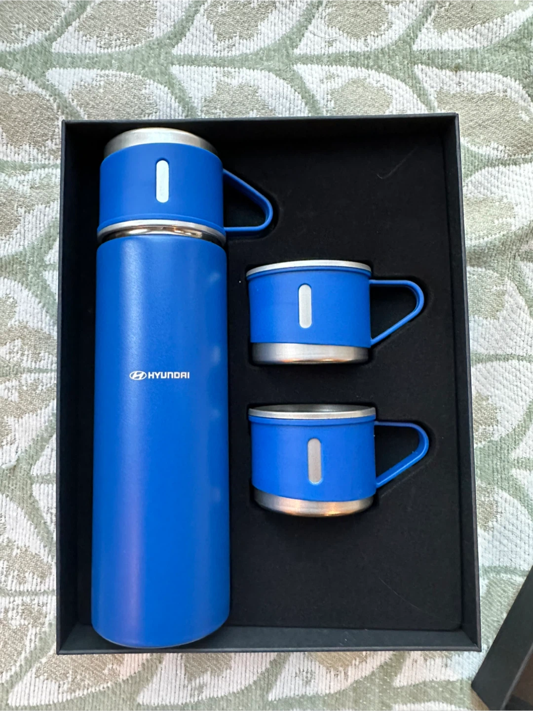 Hyundai-branded Thermos + mugs