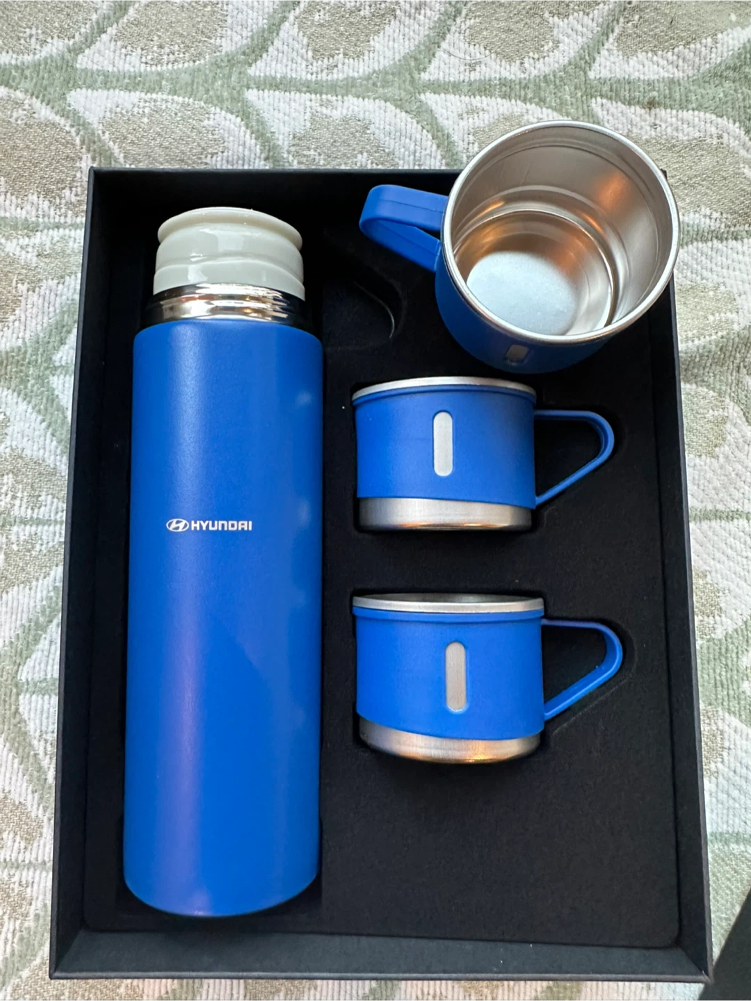 Hyundai-branded Thermos + mugs - photo 2