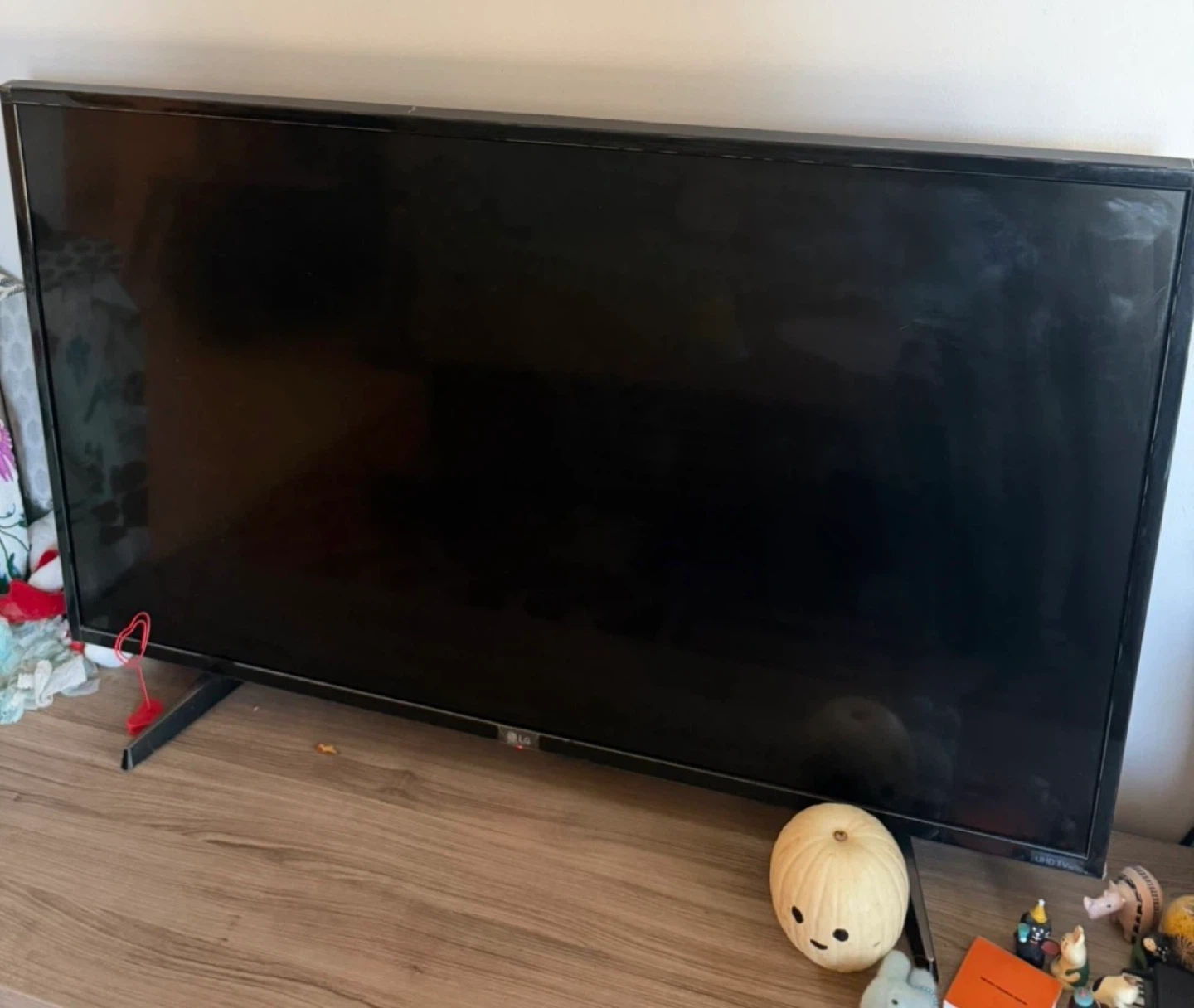 LG Smart TV 43" UH6100 4K UHD with Chrome cast