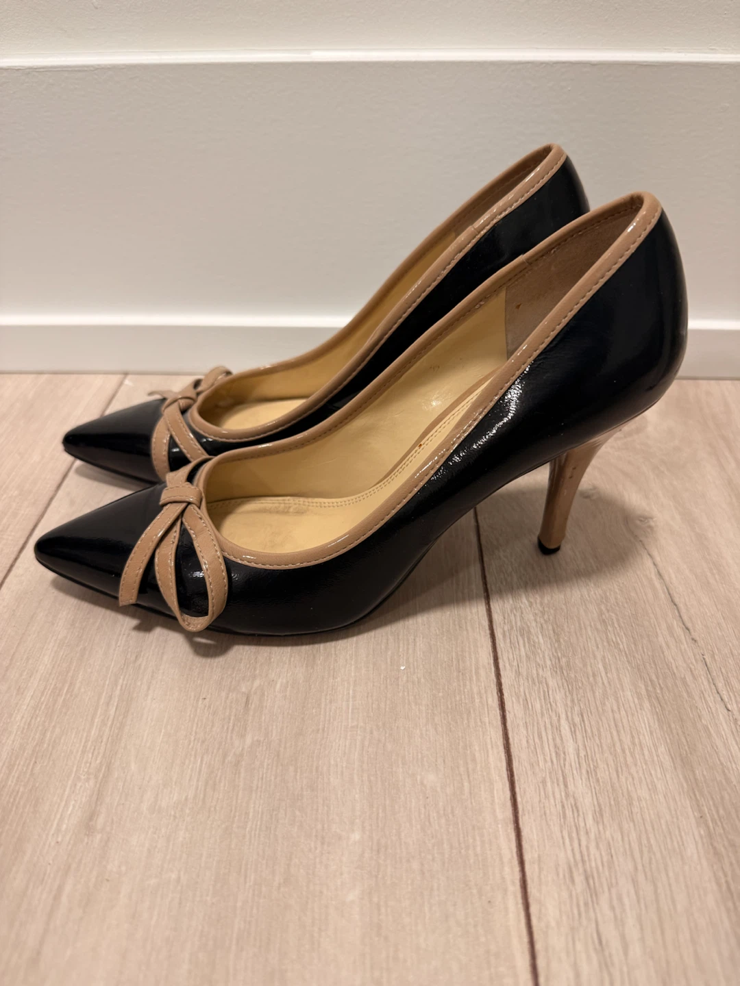 Enzo Angiolini Black & Tan Patent Pumps – Size 5.5 - photo 2