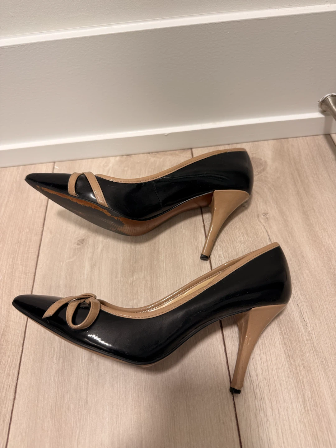 Enzo Angiolini Black & Tan Patent Pumps – Size 5.5 - photo 3