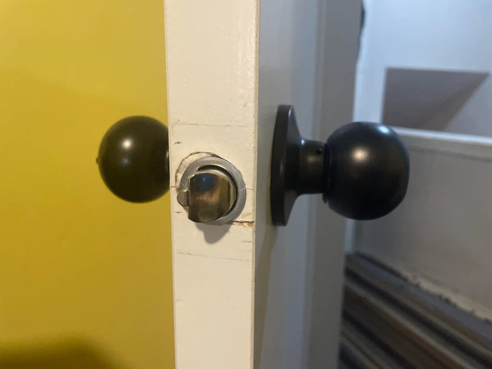 Weiser Keyed Entry Door Knob Lock – 2 Keys - photo 5