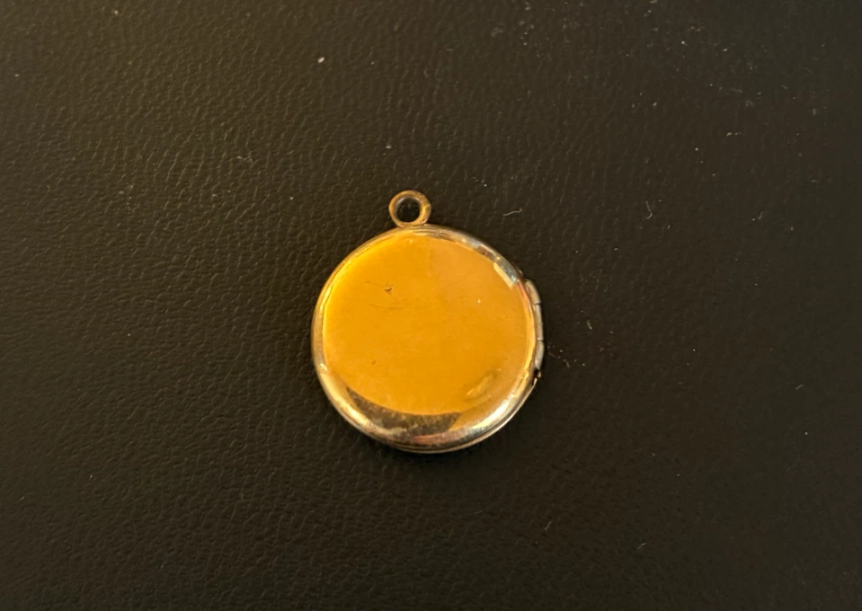 Gold-tone engraved circular locket - photo 3