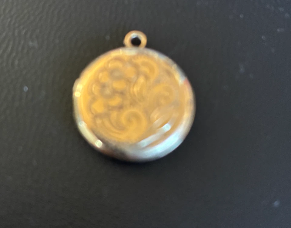 Gold-tone engraved circular locket - photo 4