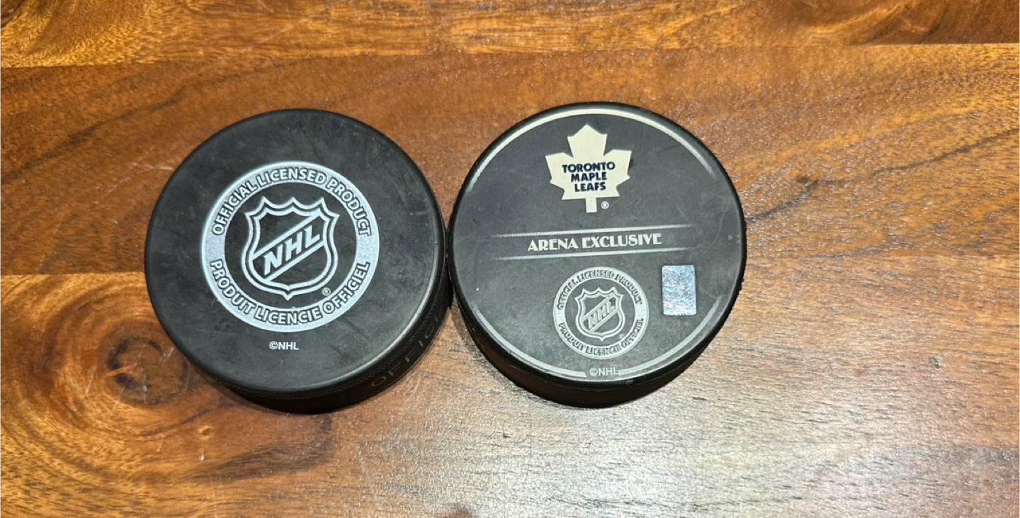 Set of Toronto Maple Leafs NHL Collectible Pucks - photo 2