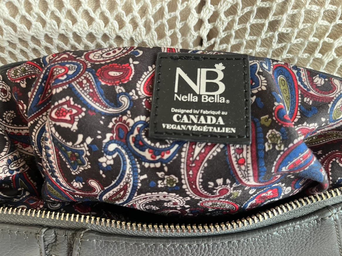 Nella Bella Grey Crossbody Handbag, new condition, vegan, Cdn - photo 2