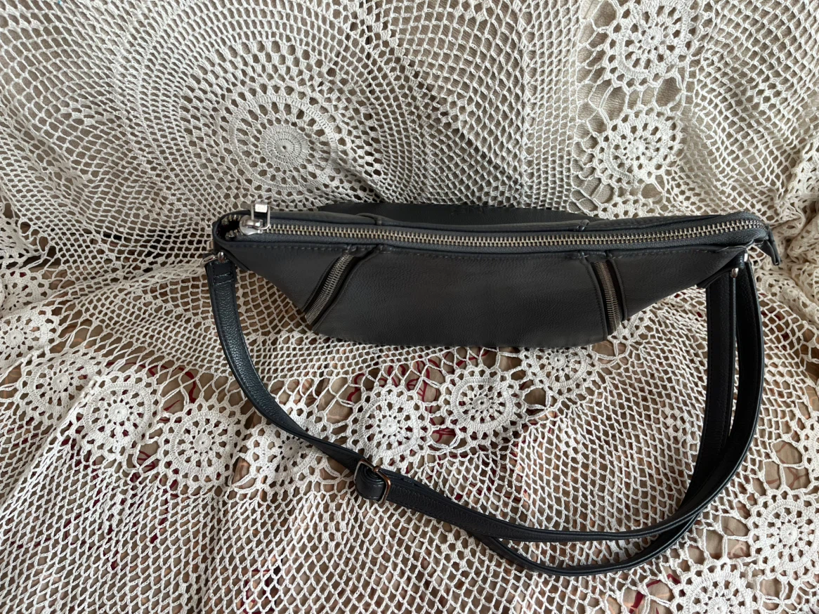 Nella Bella Grey Crossbody Handbag, new condition, vegan, Cdn - photo 4