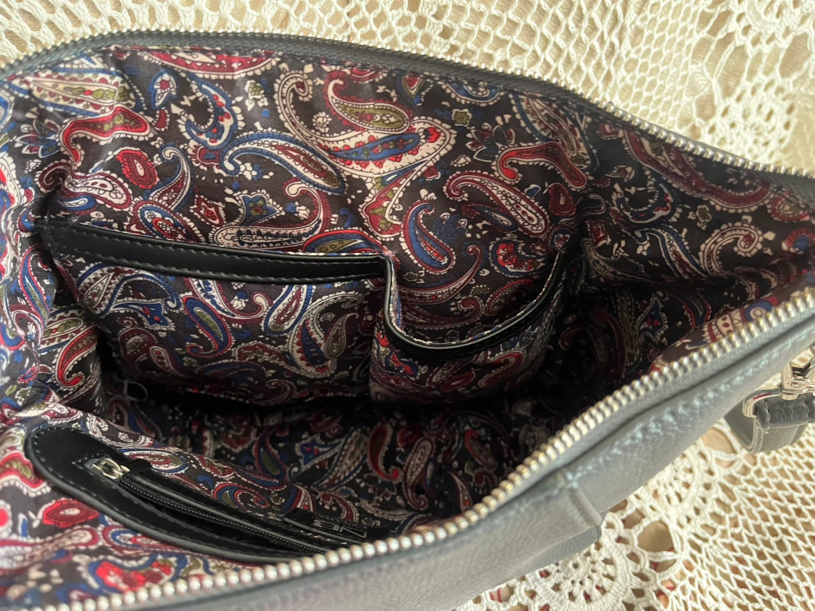 Nella Bella Grey Crossbody Handbag, new condition, vegan, Cdn - photo 5