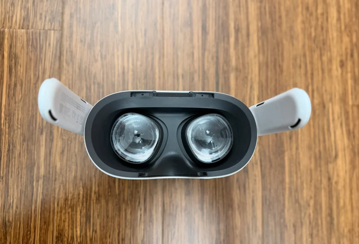 Meta Quest 3s VR Headset and Controllers (No Strap) - photo 2