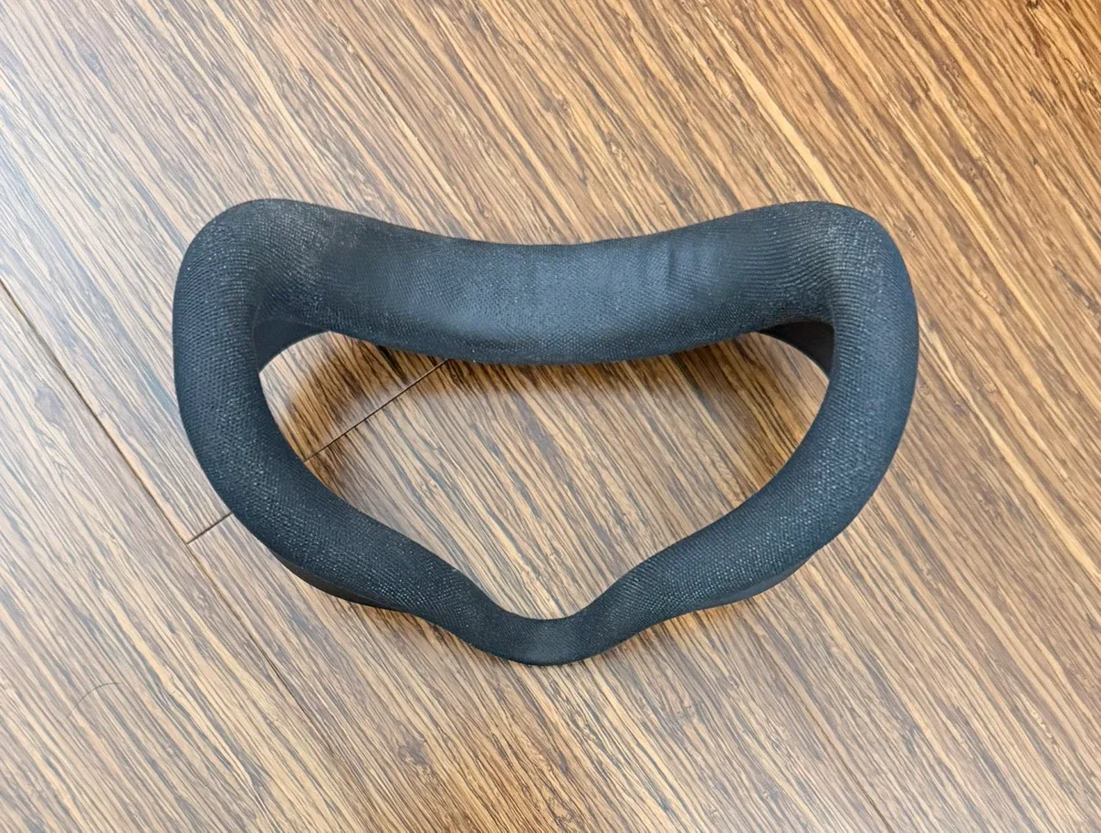 Meta Quest 3s VR Headset and Controllers (No Strap) - photo 5