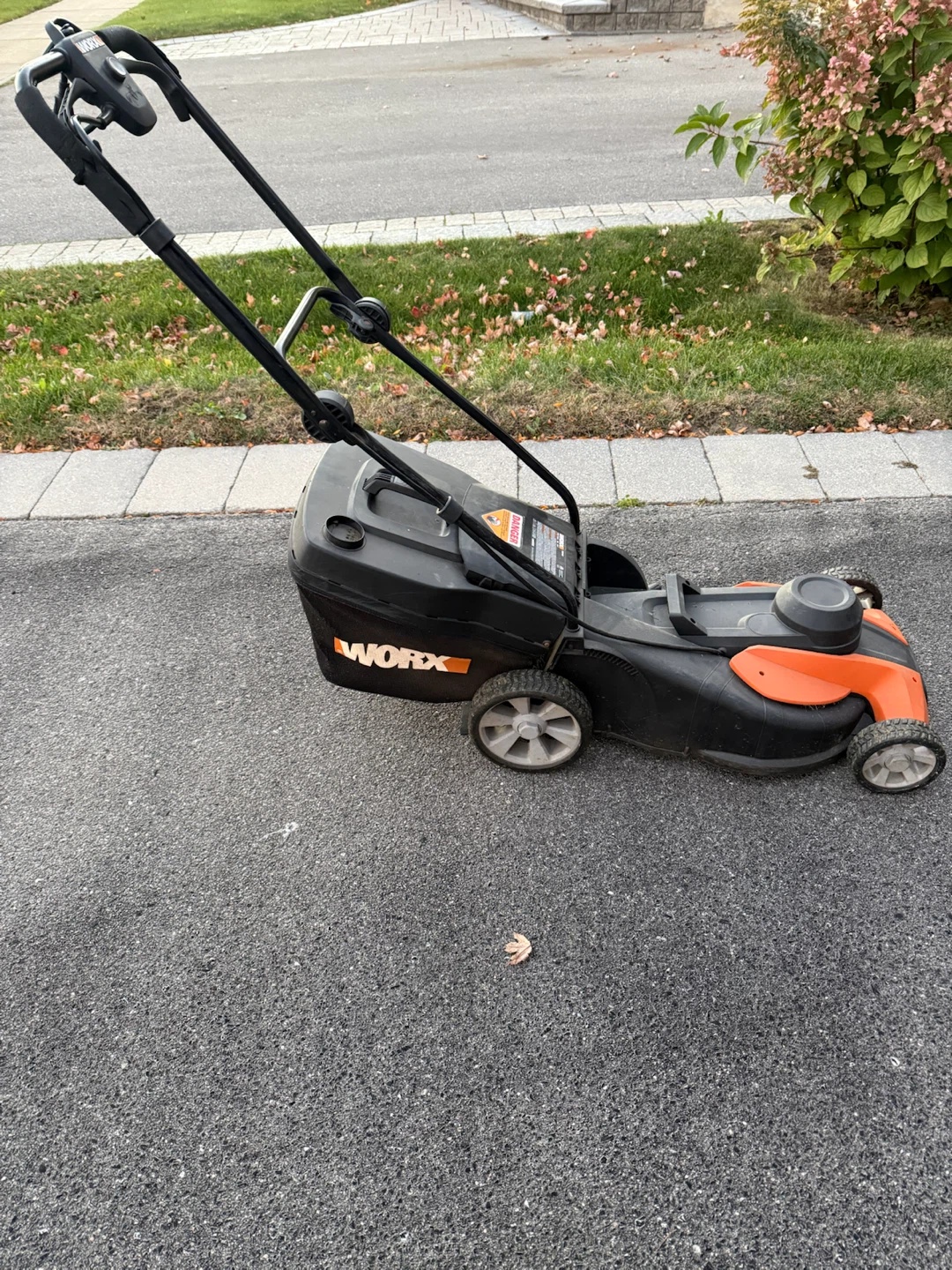Electric lawnmower