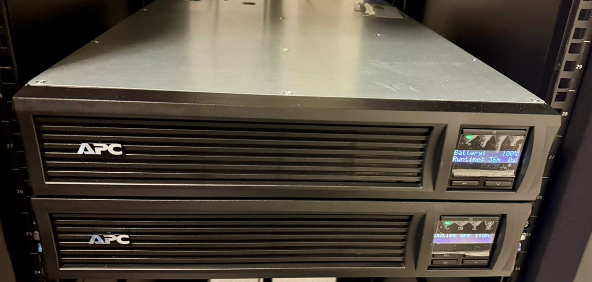 APC Smart-UPS 3kVa UPS SMT3000RMT2U 208V 2U w/ AP9630 NMC
