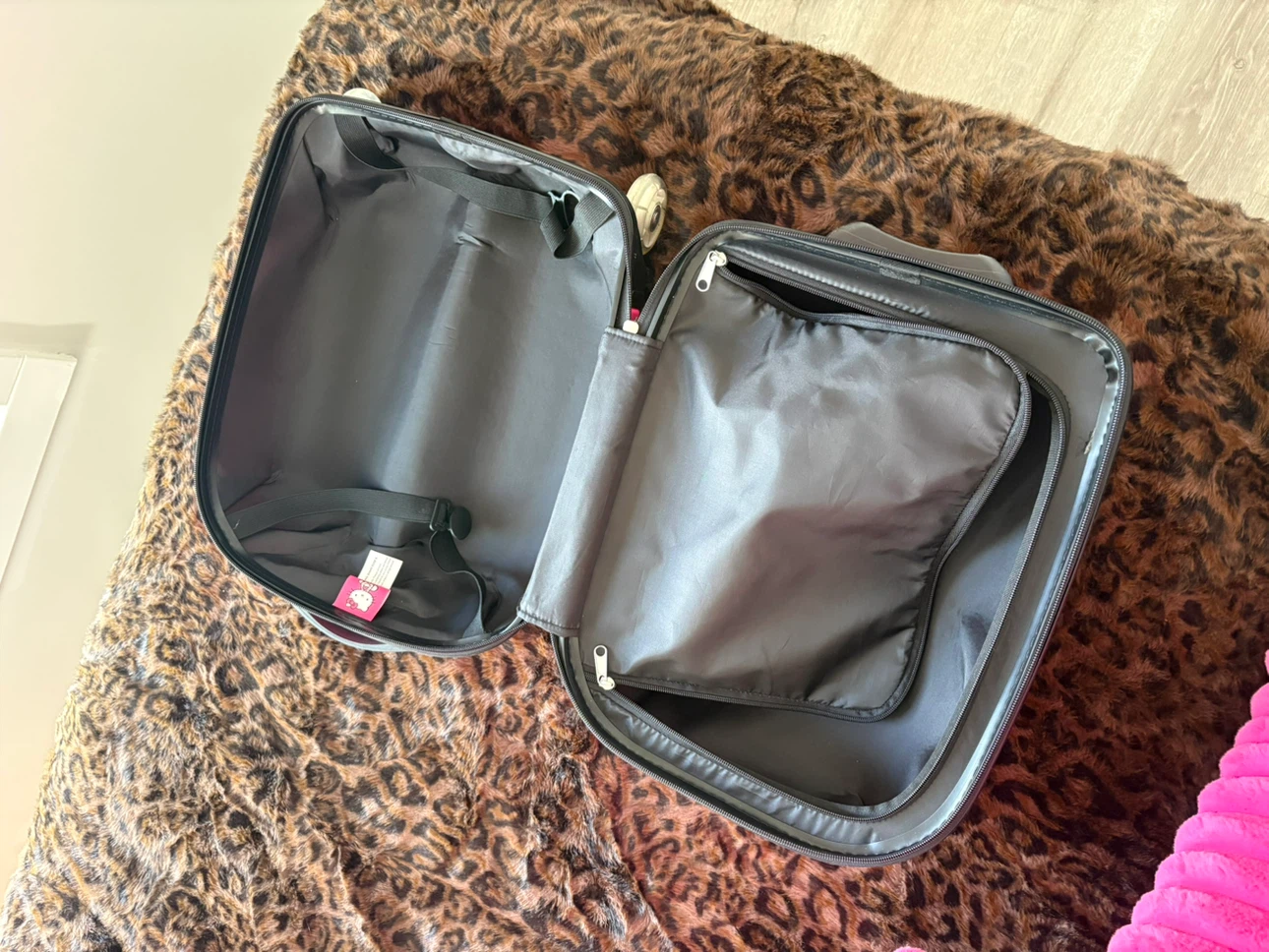 Hello Kitty Pink Carry-On Luggage - photo 4