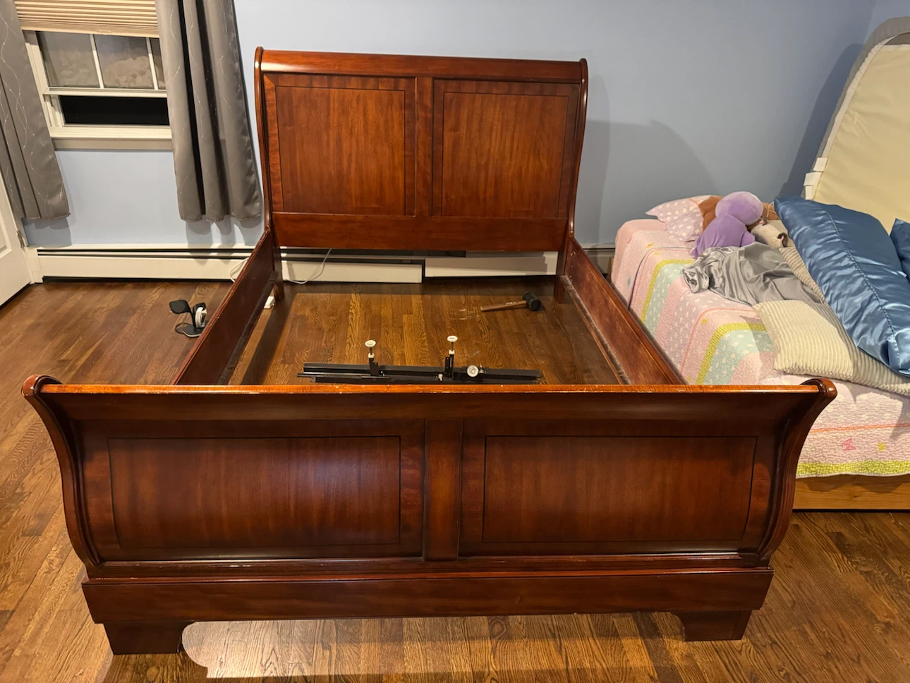 Raymour & Flanigan Wooden Queen Sleigh Bed Frame– Good Condition