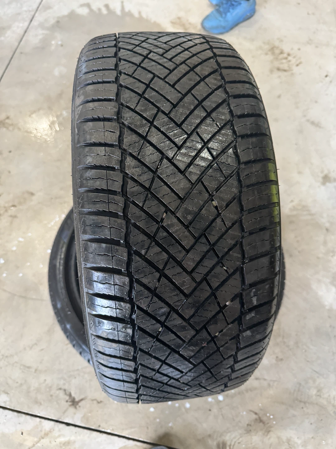 Set of 2 - 225/40R18 Mileking MK625 Tires (Like New) - photo 3