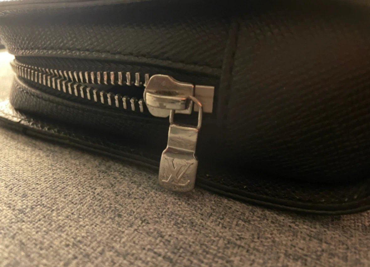 Louis Vuitton Black Taiga Pochette Baikal Clutch - photo 5
