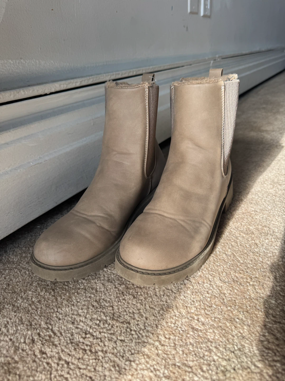 Chelsea Style Boots with fur