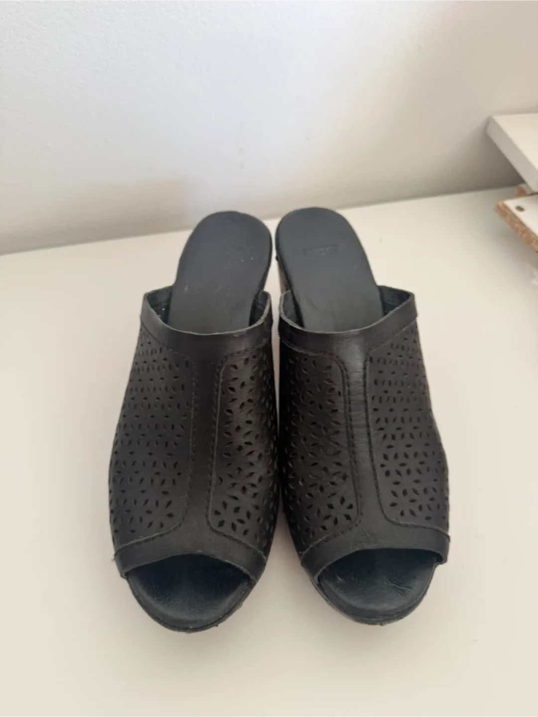 UGG black leather laser-cut clogs - photo 2