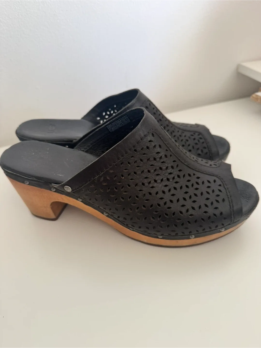 UGG black leather laser-cut clogs - photo 3