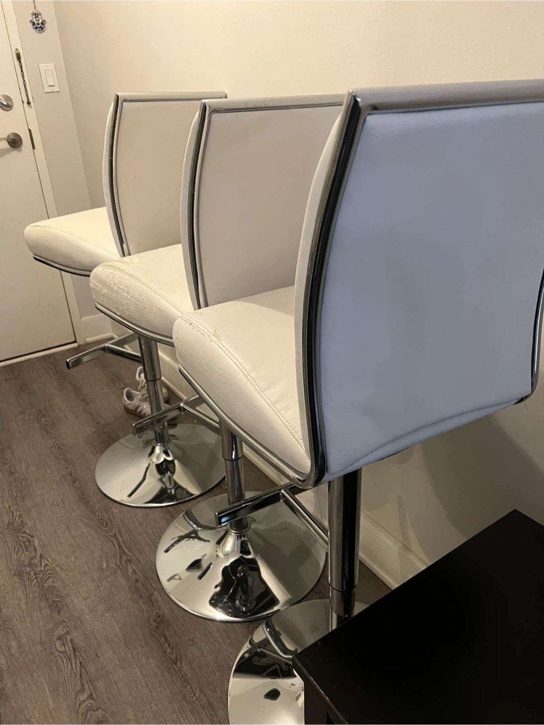 Set of 3 White Bar Stools + TV stand