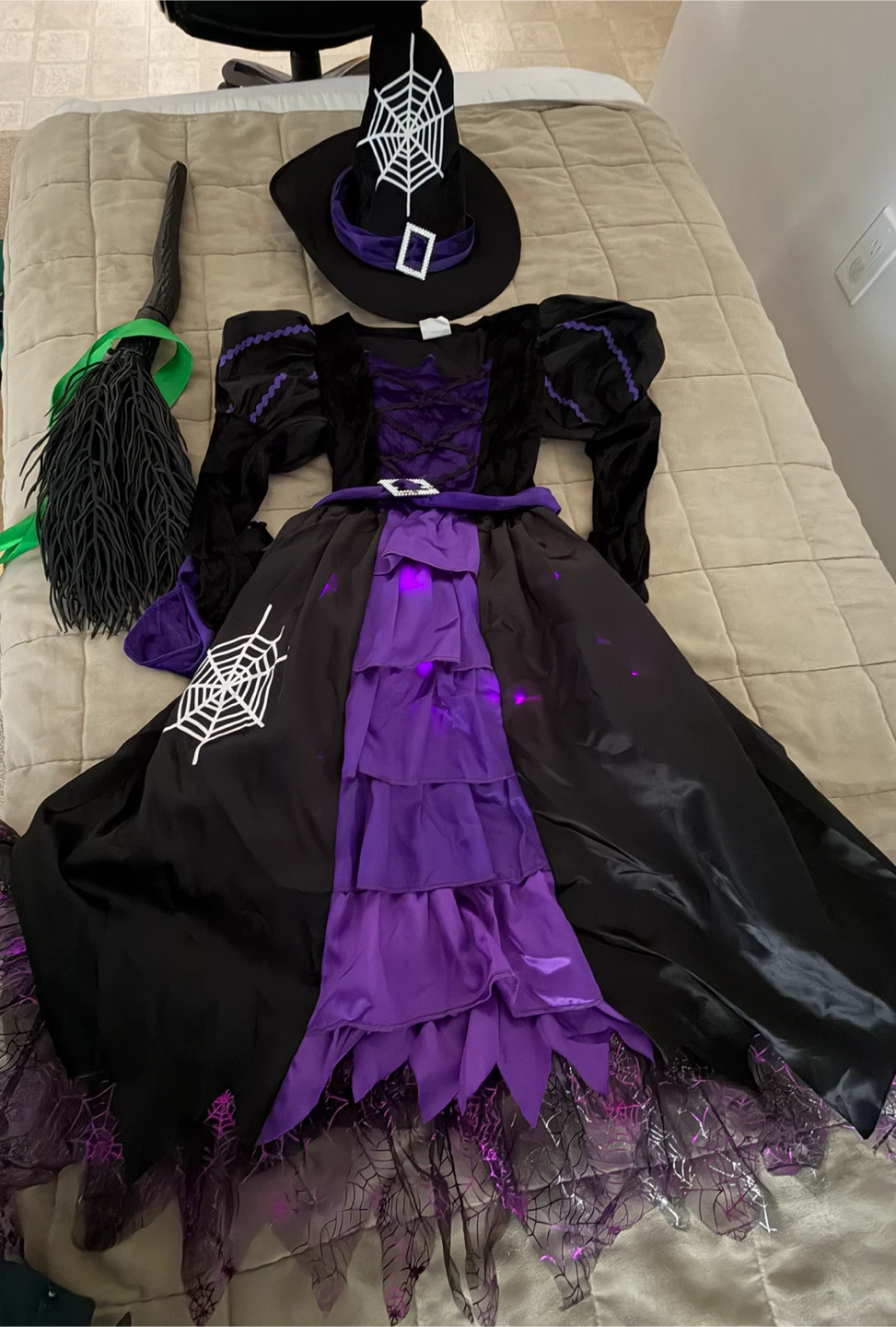 Poshetion Light Up Witch Costume size M 8