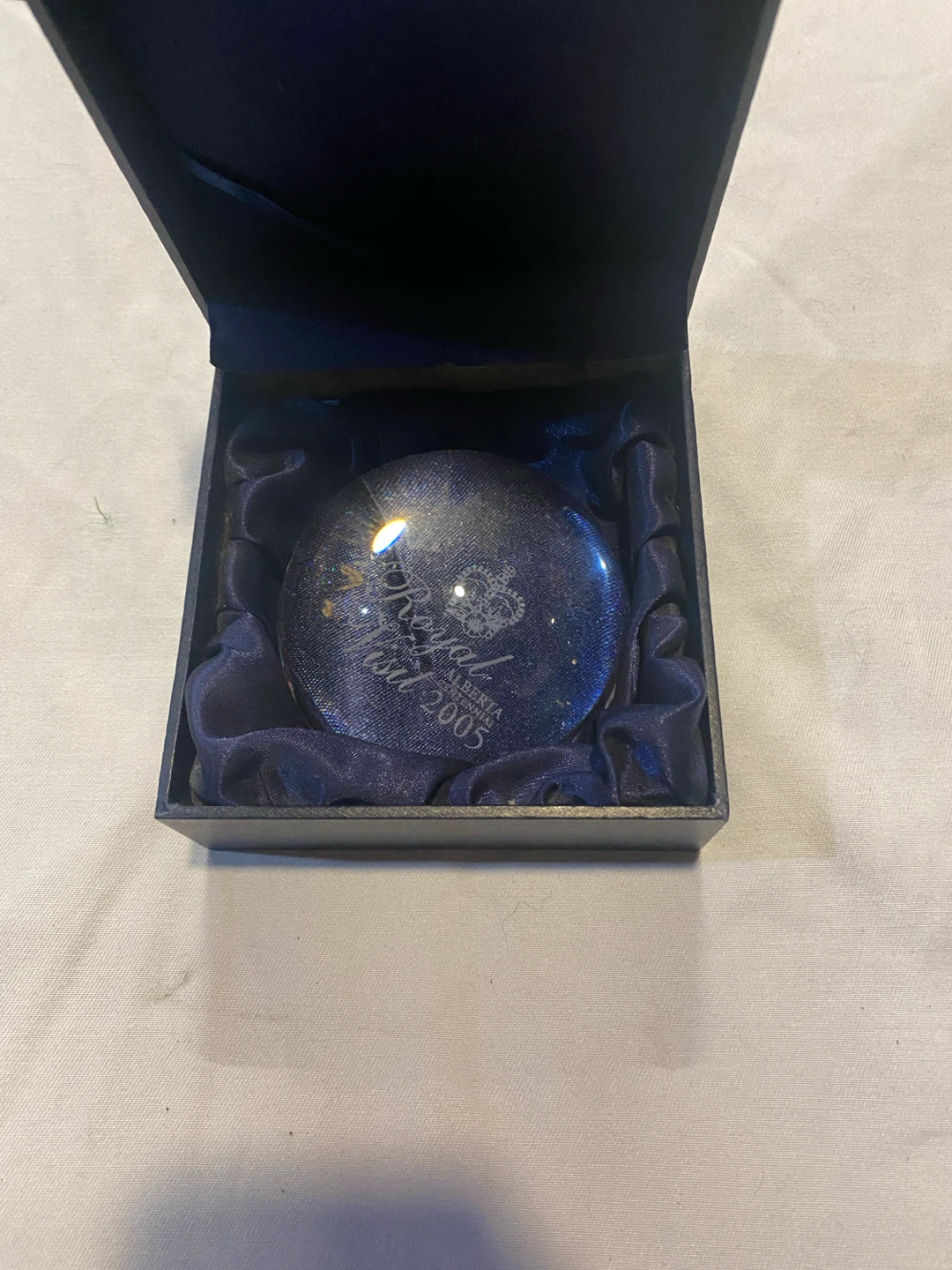 2005 Alberta Centennial Royal Visit Glass Paperweight - photo 2
