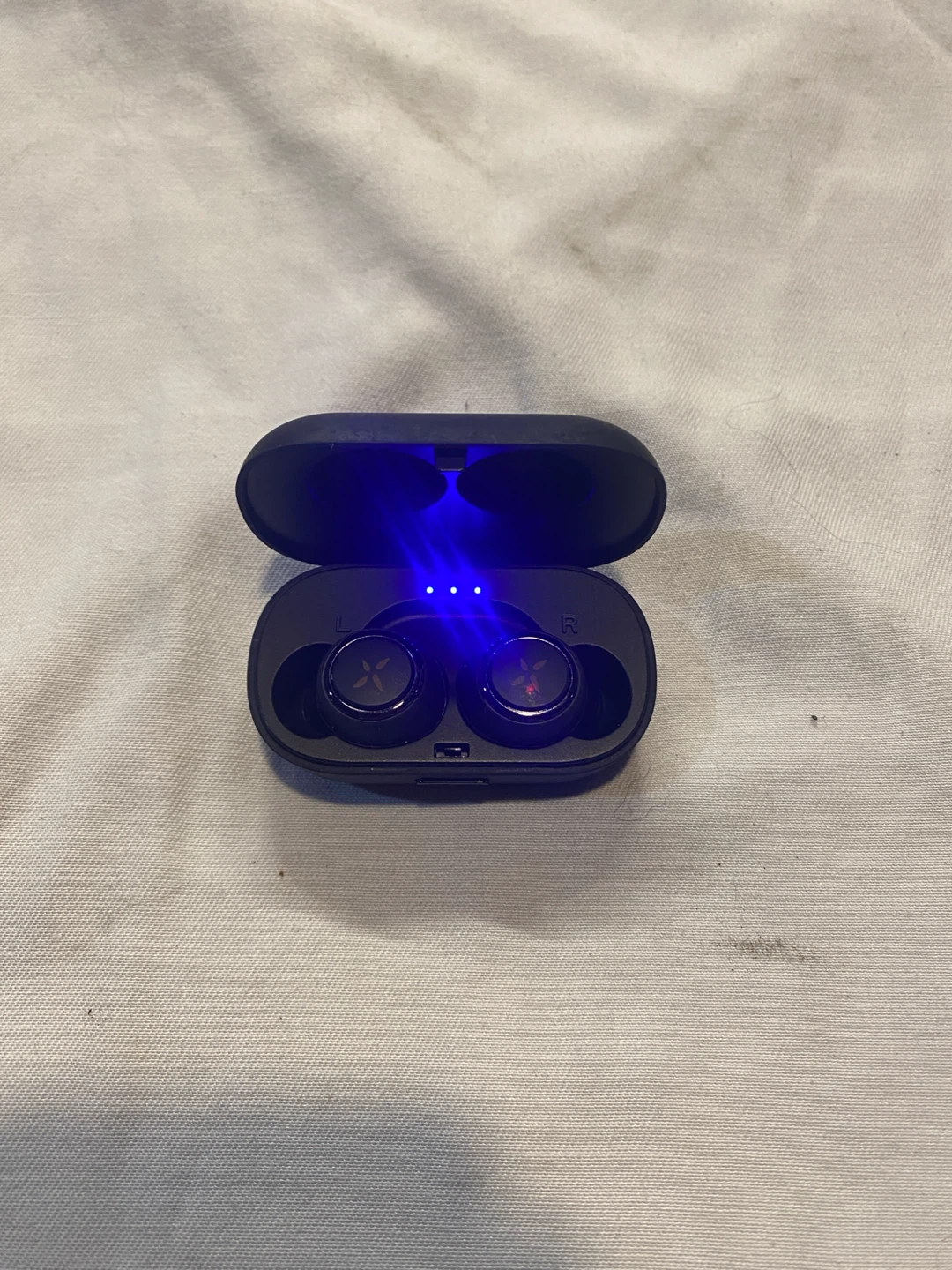 Klipsch wireless earbuds with charging case - photo 2